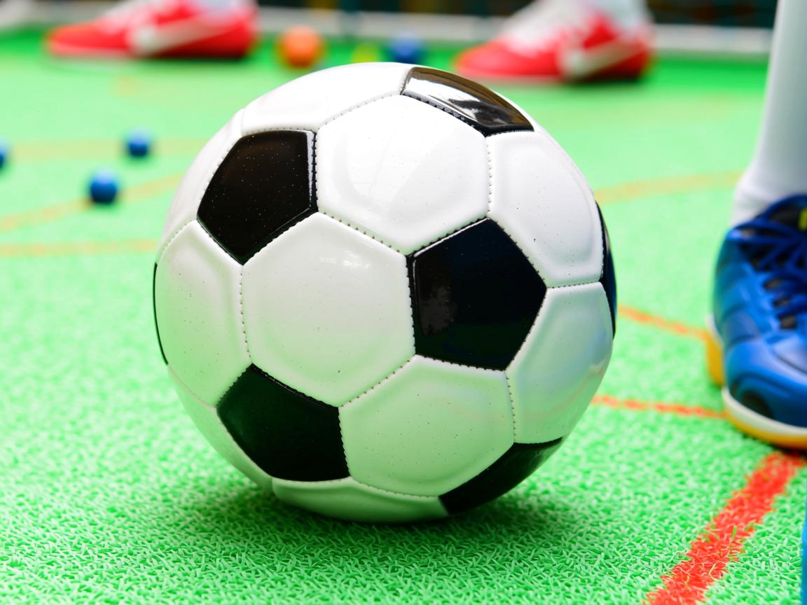 开云体育在线登入-压迫防守下如何调整持球节奏应对，足球比赛压迫式防守特点  第2张